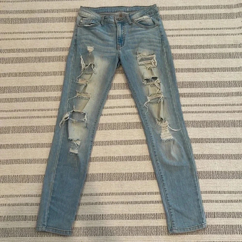 Kancan distressed light wash jeans sz 27 mid rise